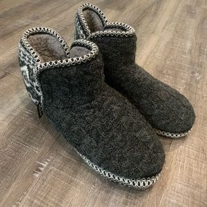 Mukluks 9/10 Slipper Boot